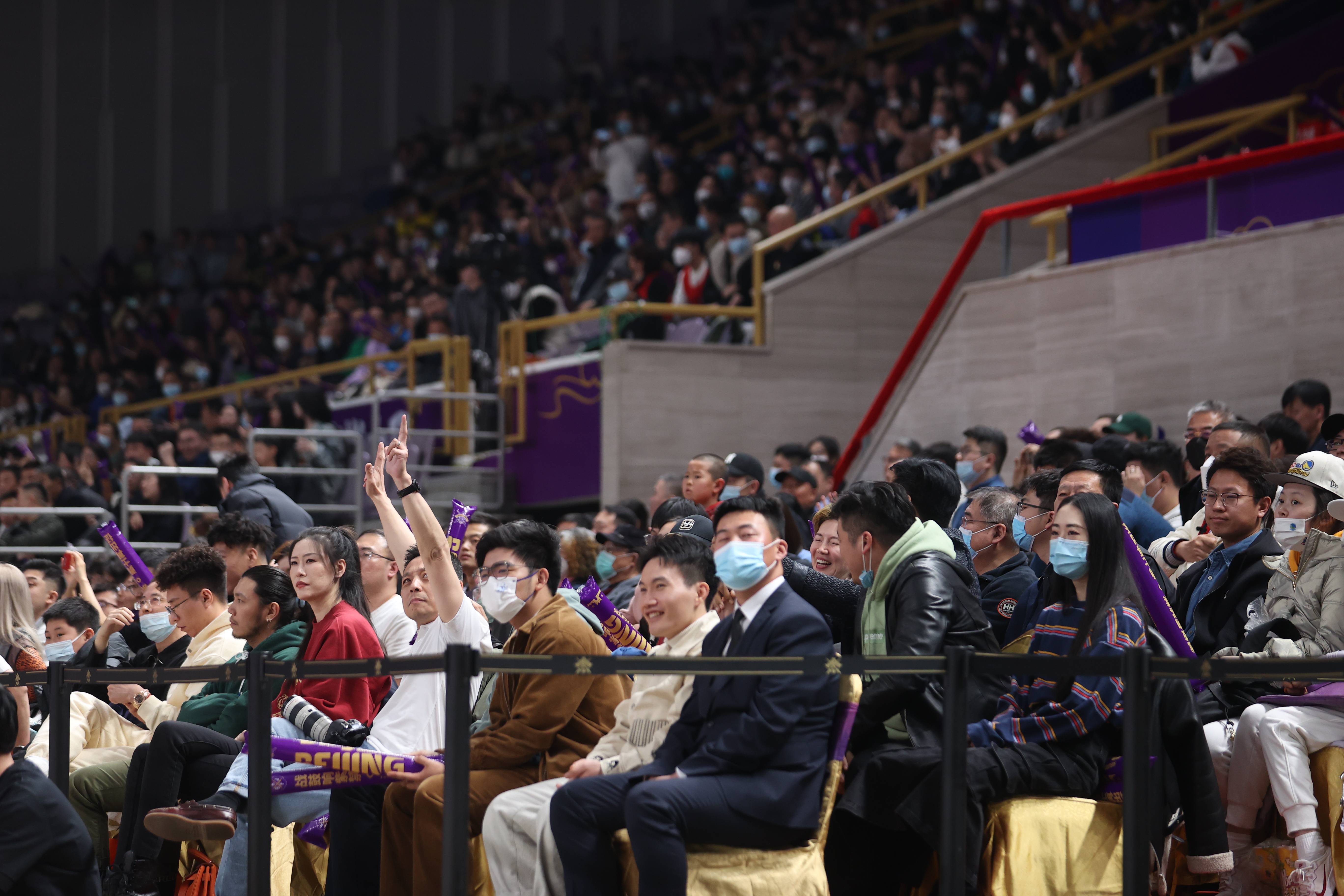 西亚卡姆重返赛场，比赛规则变更首场状态出色，勇士观众沸腾！观众掌声雷动的简单介绍