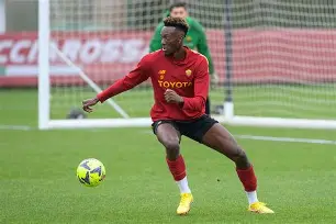 爱游戏手机版-罗马训练开放日，关键时刻远射贴柱引欢呼，葡超在即，球探报告显示潜力的简单介绍